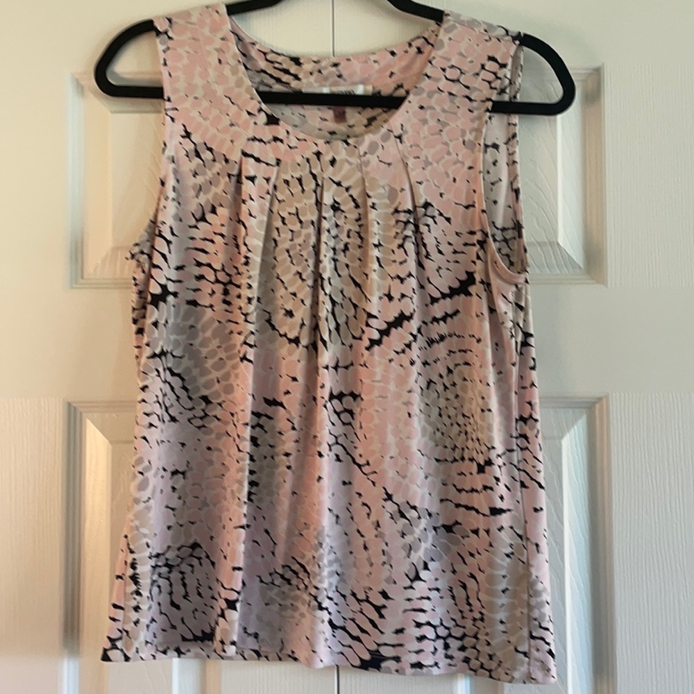 Watercolor flower-patterned sleeveless blouse